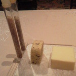 ラ・ベ - お塩が理科の実験にあるようなイメージで出てきました。バター２種、左は海藻入り