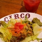 真っ赤なオレンジジュースとサラダ