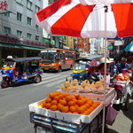 Tang Jai Yoo  - いたるところ、フルーツ屋台が。