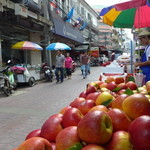 Tang Jai Yoo  - 路地裏にもフルーツ屋台。お店の前で。