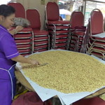 Tang Jai Yoo  - 煎ったピーナッツの荒熱を冷まします。