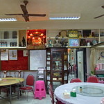 Tang Jai Yoo  - 円卓の並ぶ店内。