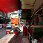 Tang Jai Yoo  - 活魚水槽が並ぶ店前。