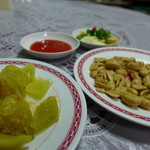 Tang Jai Yoo  - 瓜のようなものを甘辛く合えた料理、そしてピーナッツ、全部サービス。