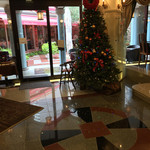 レアル プリンセサ・リカルディーナ 磯上邸 - 入り口から入って店内正面。何故かクリスマスツリー？