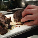 キャトルラパン - 塊肉をカットして