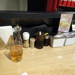 TOKYO豚骨BASE MADE by博多一風堂 - 卓上には辛子高菜、紅生姜、にんにく