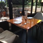 Queens Park - 店内。横の窓を開けるとテラス席に。