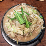 博多とんこつ 天神旗 - 辛子高菜がとても良く合います！今日はにんにくは頼んでいません（笑）d(^_^o)