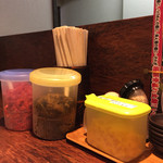 博多とんこつ 天神旗 - 紅生姜、辛子高菜、お新香、すりごまなどがスタンバイ*\(^o^)/*