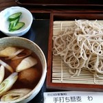 手打ち蕎麦わ - 肉そば（鶏だんご・汁が温かくそばは冷たい）９５０円