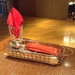 ビキニ ピカール - テーブル席に置かれているスプーンも赤が効いてカワイイ