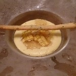 ア ミオ アージョ - とうもろこしの冷製スープ  コンソメのジュレとバジル風味のサブレ乗せ
