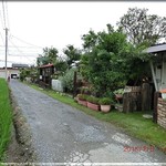 麗々夢 - お店前の道を通って駐車場へ手前奥が駐車場　赤い屋根がお店　手前の白いドアはトイレ