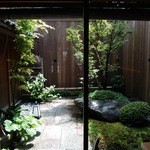 京うどん 生蕎麦 岡北 - 奥にある坪庭～！！ゆったりくつろげるお店だぁ～♪(^o^)丿