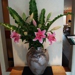 京うどん 生蕎麦 岡北 - 入口には 綺麗な生花が～♪(^o^)丿