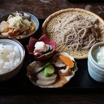 Kominka noosobayasan gogatsu youka - 牛モツ煮込みともりそば定食