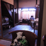かえるcafe - 靴を脱いで店内に入るので、親戚のおうちに遊びにきたみたい。
      なんだかとってもくつろいじゃうな～
      もう何度も来てるので、お店の方とも顔見知りのボキら。
      新しく仲間入りしたかえる君を連れてきてくれたよ。
      