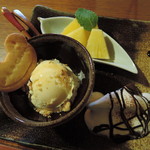 かえるcafe - スイーツ３種盛りはこんな感じだよ。
      アイスに添えられてる、かえるさんクッキーがかわいいね。