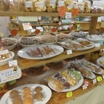 ありがた屋 - お店には福岡都市圏の施設や事業所の皆様が心を込めて作られた手作りのパンやお菓子が並んでました。
