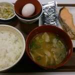 すき家 - とん汁・鮭定食（600円）＋たまご（50円）