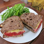 まちのパーラー - クルミパンのトマトとチーズのサンドイッチ