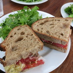 まちのパーラー - カンパーニュのトマトとチーズのサンドイット