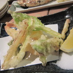 魚真 - 山菜と海老の天ぷら