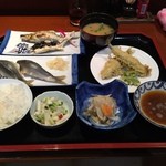 Uchikura - 鮎定食Aを注文しました。塩焼き2尾、天ぷら2尾、姿握り寿司2尾と6尾の足羽川で取れた天然アユの贅沢定食が3100円信じられないお値打ち。