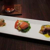 南青山エッセンス - （前菜）3品盛り合わせ。霜降りホタテ貝柱の梅紫蘇風味、ヤシオマスとトウモロコシの芥子マヨネーズソース、北海道産 水タコの柔らか蒸し　パプリカソースかけ