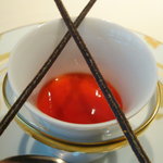 フォアグラのチェリーソース　チョコレート風味のスティック(正式名称は不明)。