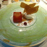 ロオジエ - いちぢくのコンポート　グリオットチェリーのジュレ　スパイス風味のテュイル添え。