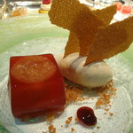 ロオジエ - いちぢくのコンポート　グリオットチェリーのジュレ　スパイス風味のテュイル添え。