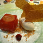 ロオジエ - いちぢくのコンポート　グリオットチェリーのジュレ　スパイス風味のテュイル添え。