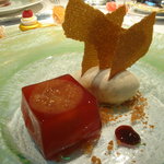 ロオジエ - いちぢくのコンポート　グリオットチェリーのジュレ　スパイス風味のテュイル添え。