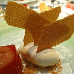 ロオジエ - いちぢくのコンポート　グリオットチェリーのジュレ　スパイス風味のテュイル添え。