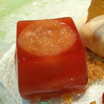 ロオジエ - いちぢくのコンポート　グリオットチェリーのジュレ　スパイス風味のテュイル添え。