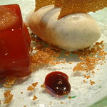 ロオジエ - いちぢくのコンポート　グリオットチェリーのジュレ　スパイス風味のテュイル添え。