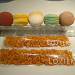 ロオジエ - プレデセールのマカロン５種とサクサクの粒々菓子。