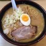 三代目 月見軒 - みそラーメン：本場はさすがどっしりしてます。味噌の配合が複雑な味を醸し出します