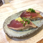 中華そば 四つ葉 - 本日のにぎり、かつお。(2カン¥300)