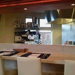 シーフードレストラン アクア - 白を基調とした清潔感のある店内