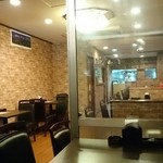 アジアンキッチン - 店内。明るくて清潔です。