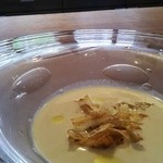 コムシコムサ - ゴボウの冷製スープ(魚出汁のジュレ)