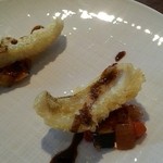 コムシコムサ - キスのフリットカレー風味ソース