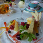 マッシモ・マリアーニ - フルーツタルト（果物がたくさん飾られて、ケーキが見えない）