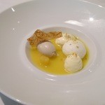 ラトリエ・ドゥ・ノト - メレンゲ、バナナアイス、ホワイトチョコのムース、パッションフルーツとマンゴーのソース