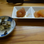 Koganemochi Koubou - 一緒に出てくるお漬物とジャガイモの煮っ転がし　うまし