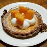 ピィラッカ - ベークドチーズとサワークリームのマンゴーのせタルト