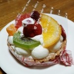 ピィラッカ - 色々フルートのカスタードと純生クリームのタルト